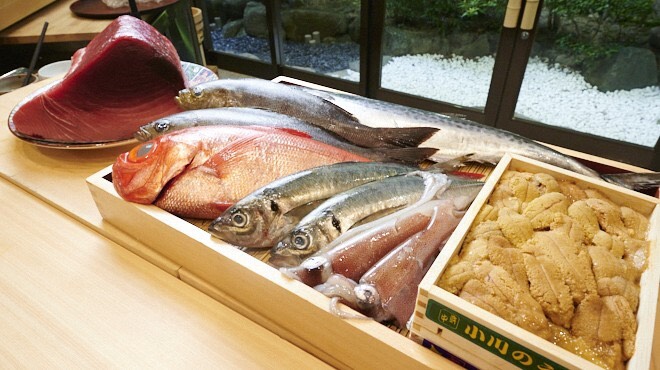 本マグロと雲丹を含む寿司・至尊のコース素材写真